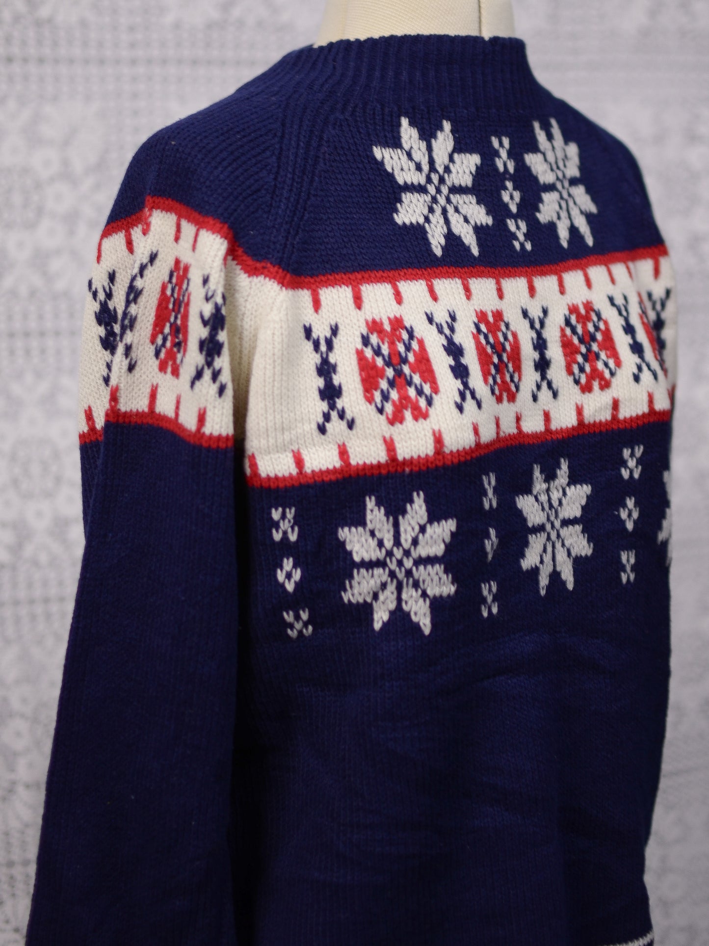1970s JC Penney navy blue, white and red snowflake ski jumper