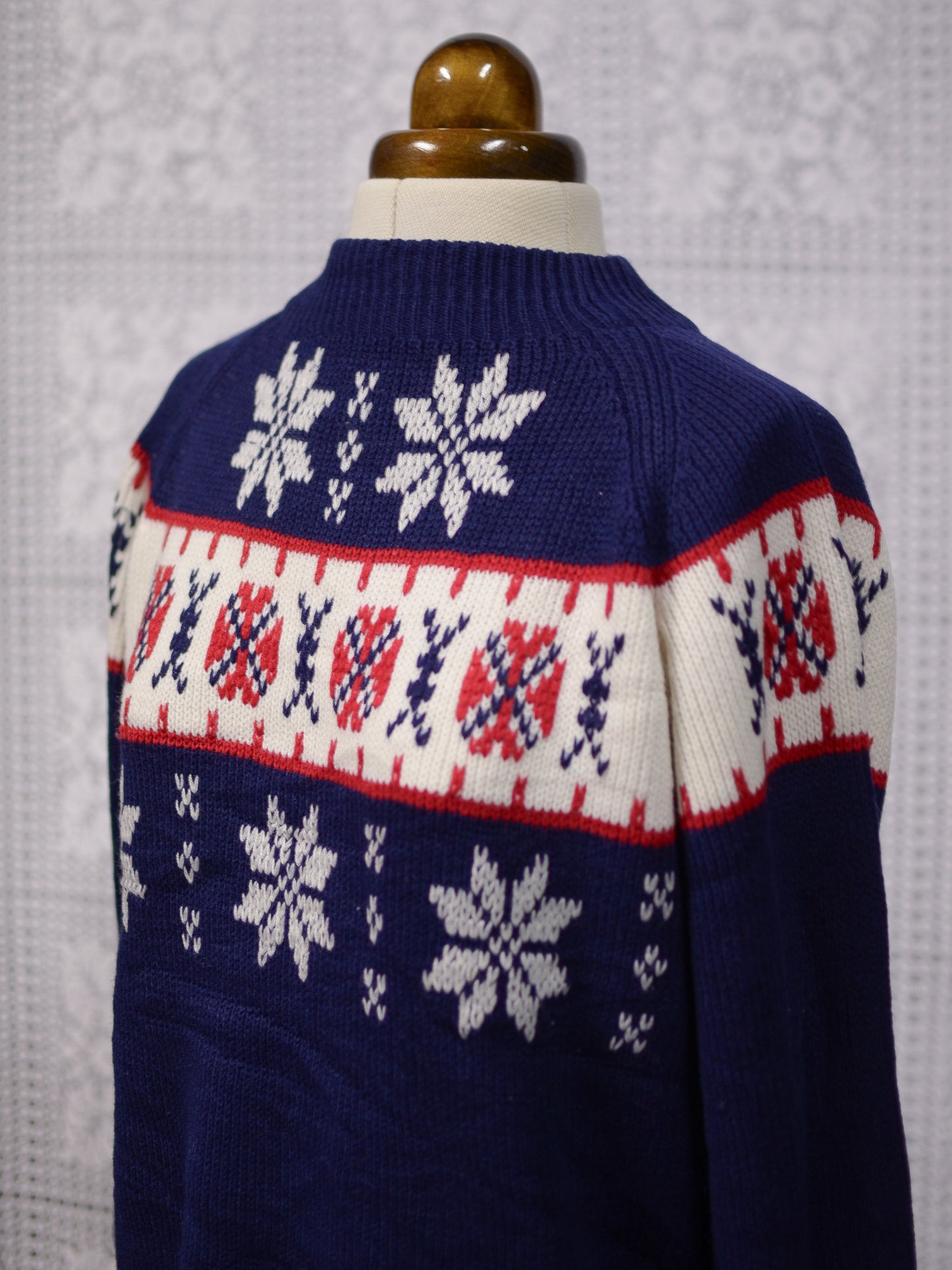 1970s JC Penney navy blue, white and red snowflake ski jumper