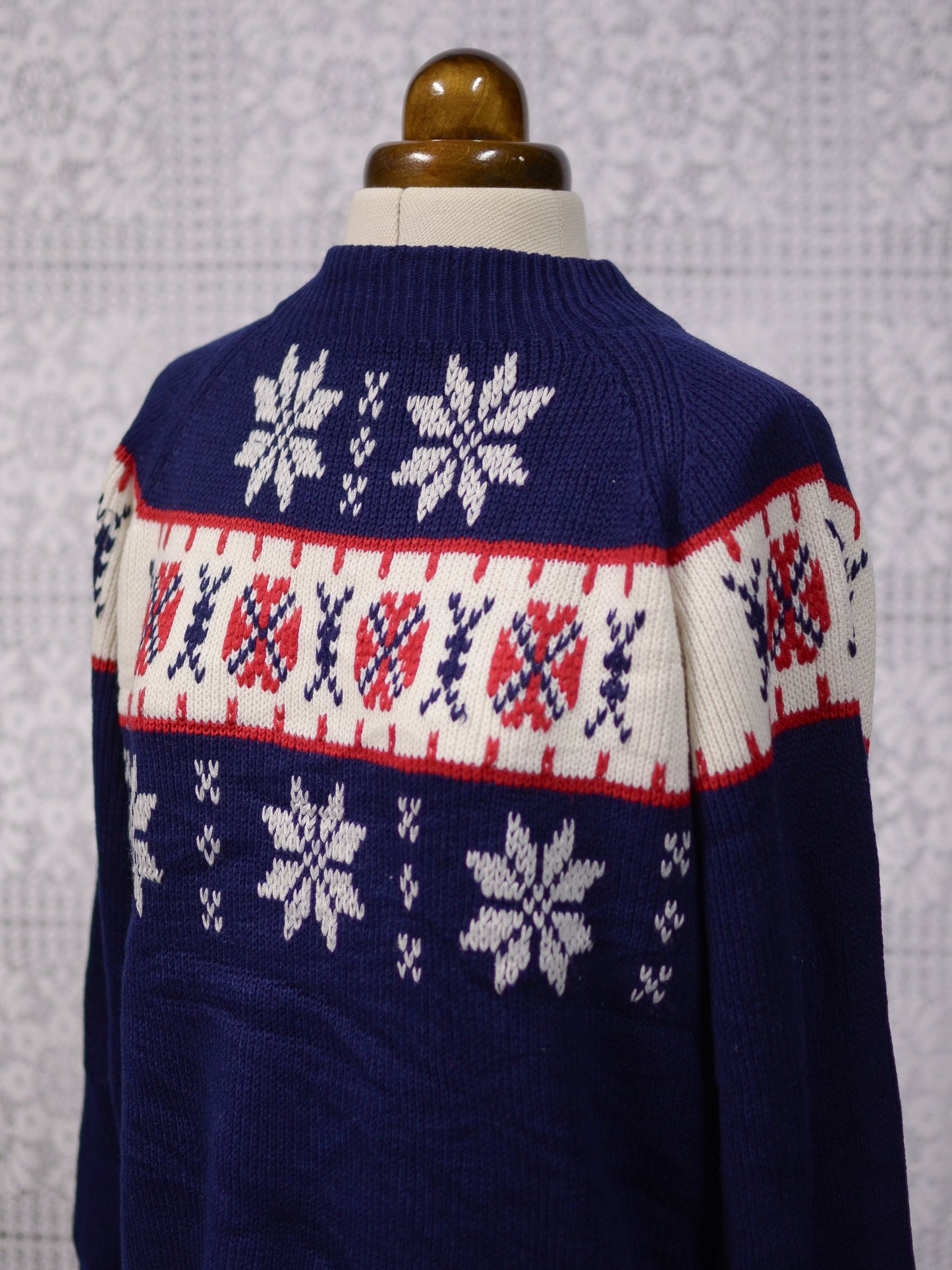 1970s JC Penney navy blue, white and red snowflake ski jumper