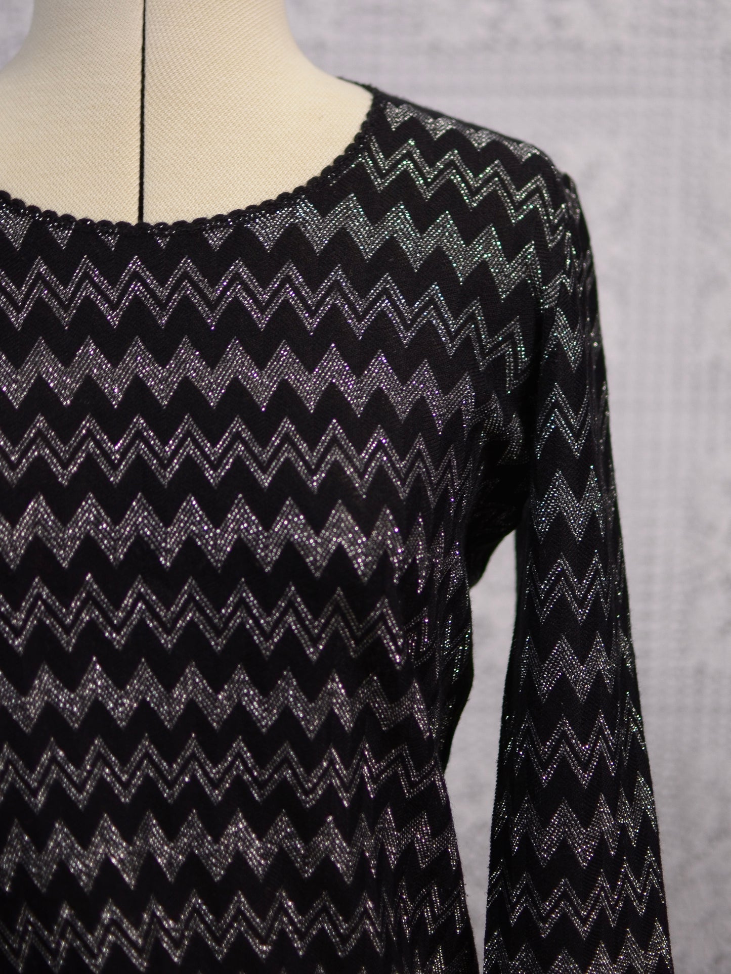 1970s black and silver zig zag lightweight fitted scoop neck jumper