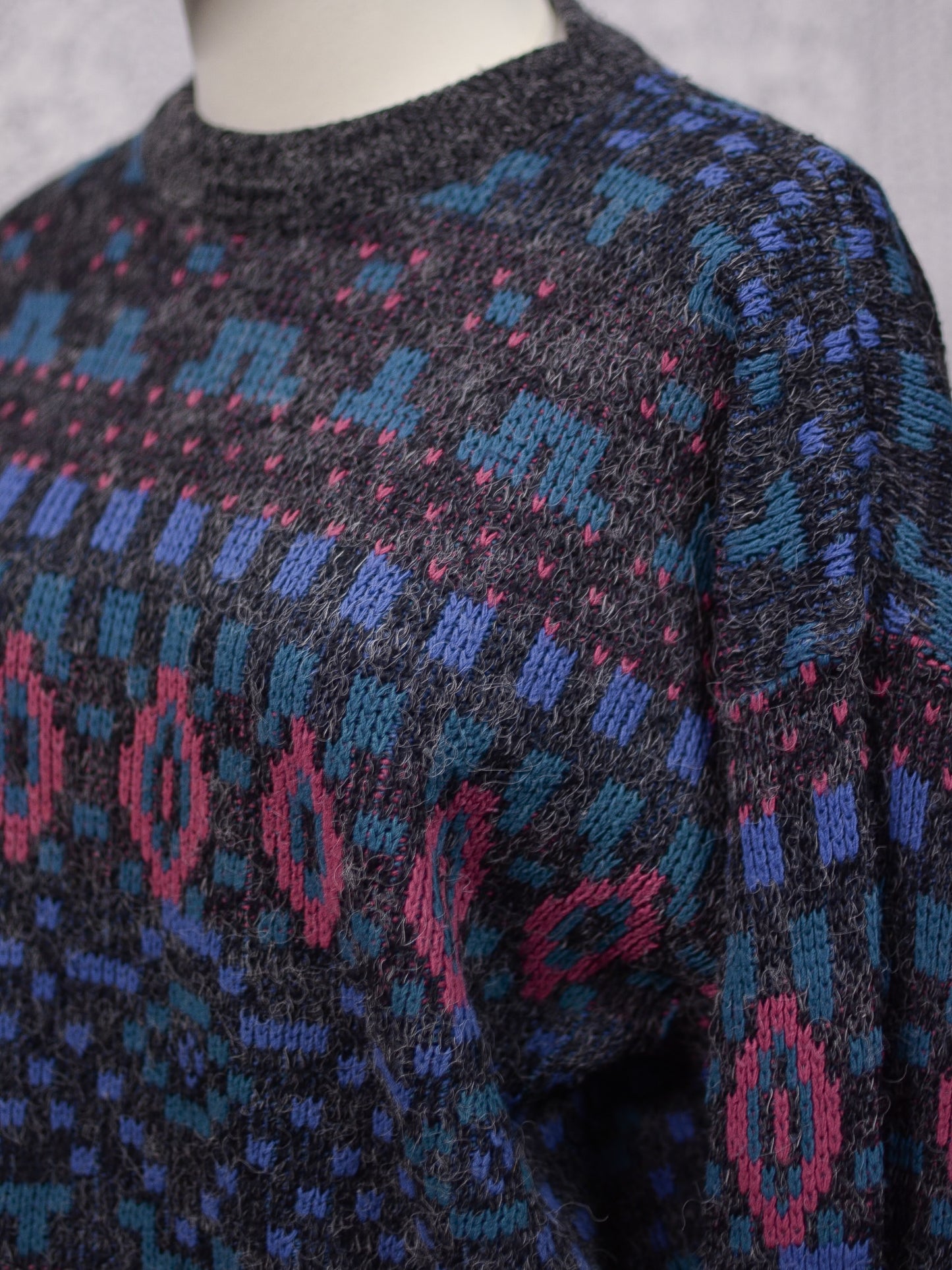1980s grey, pink, purple and green geometric pattern slouchy jumper