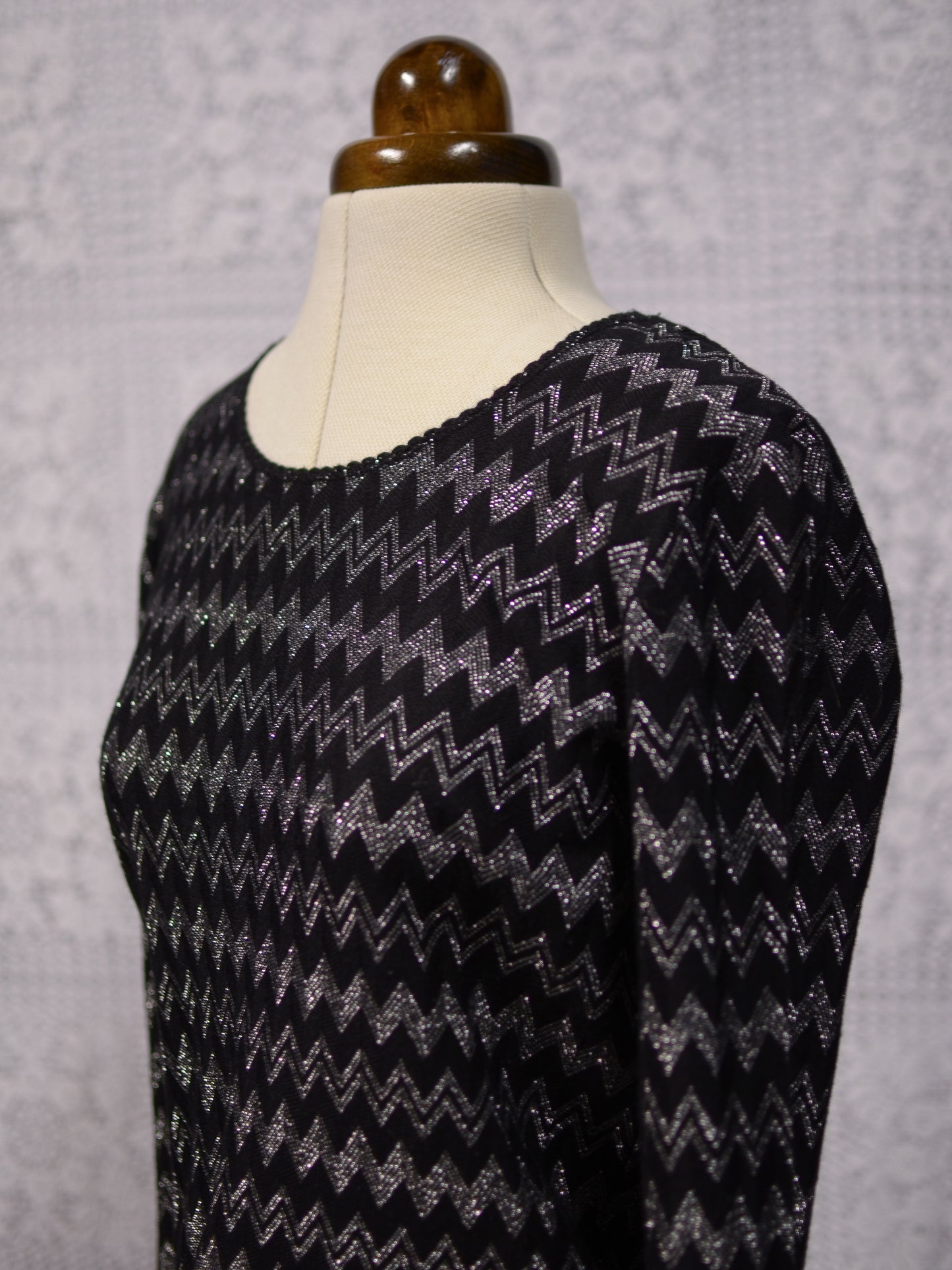 1970s black and silver zig zag lightweight fitted scoop neck jumper