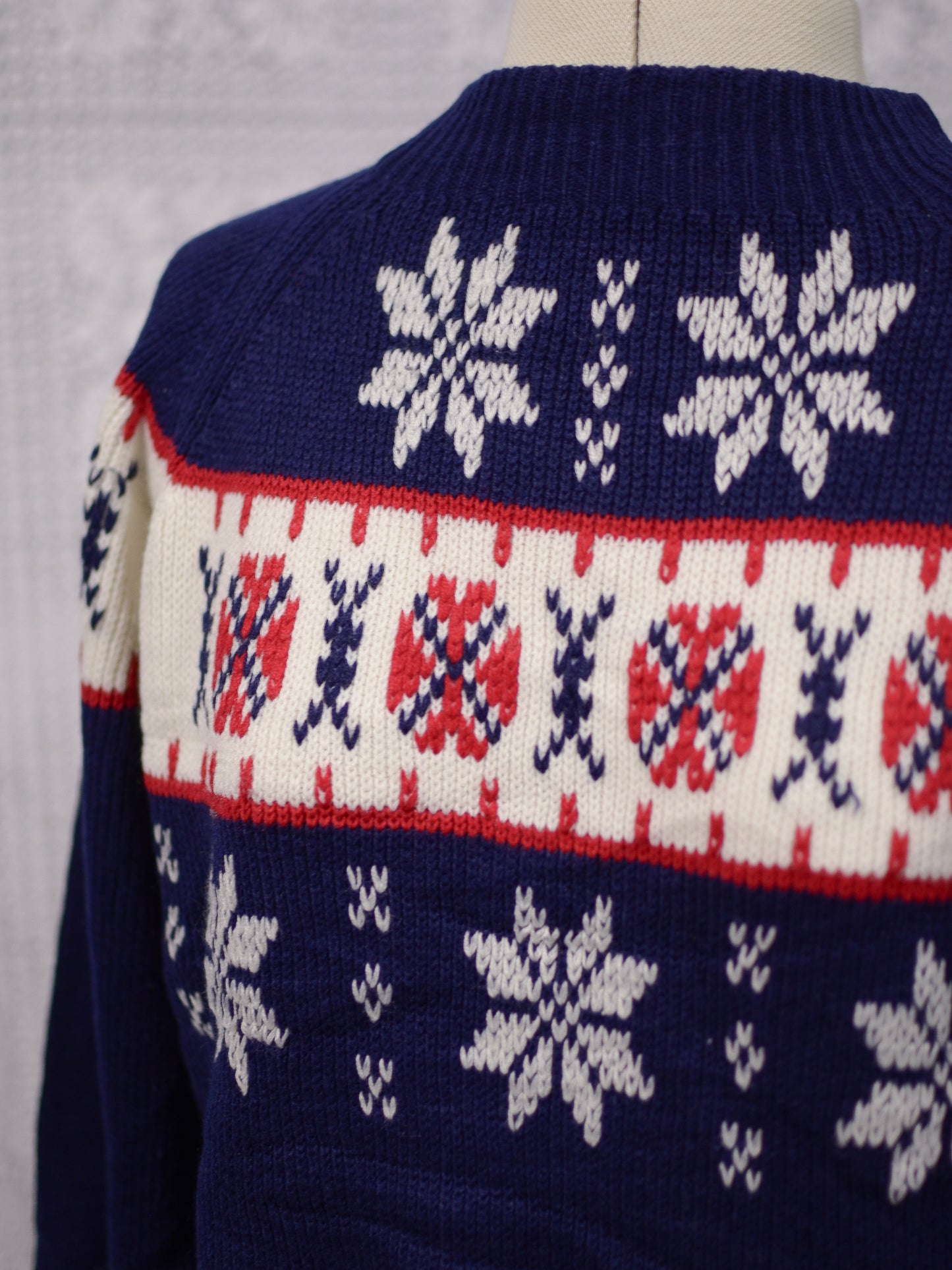 1970s JC Penney navy blue, white and red snowflake ski jumper
