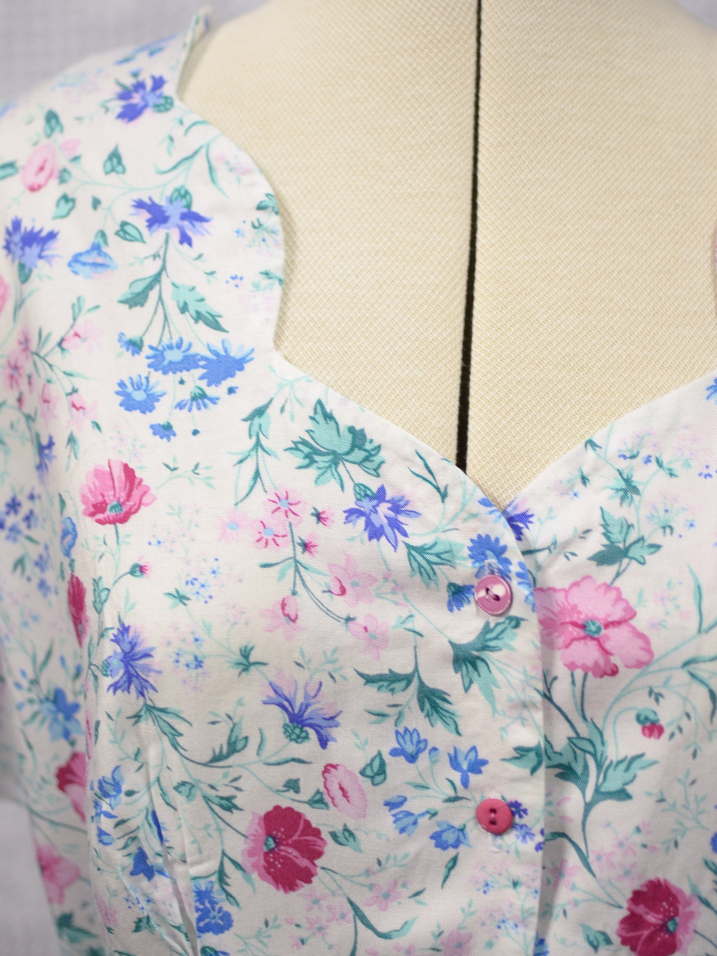 1980s Etam white and pink floral cropped scallop neckline blouse