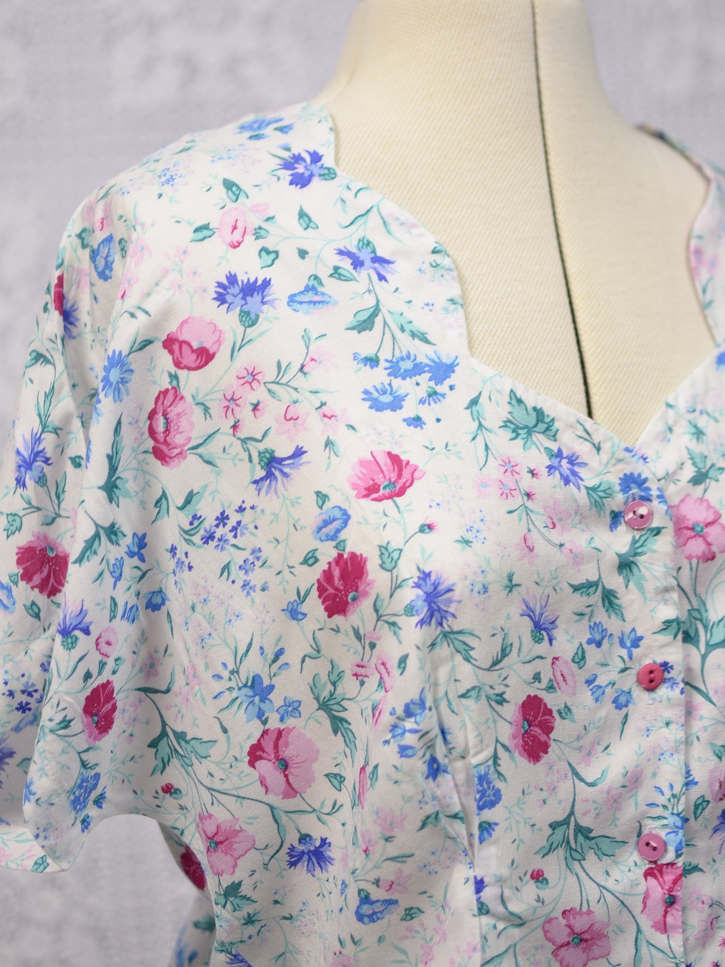 1980s Etam white and pink floral cropped scallop neckline blouse