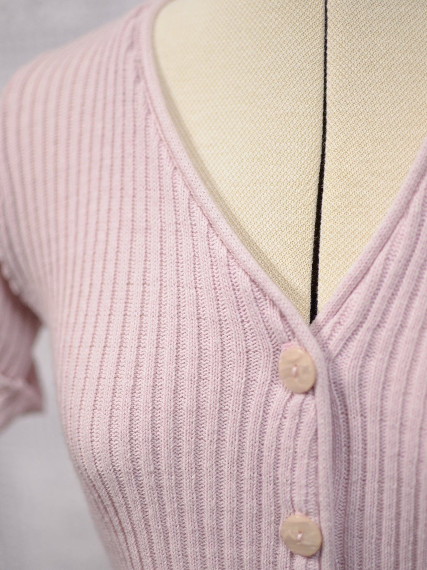 1990s light pink ribbed short sleeve fitted cropped cardigan