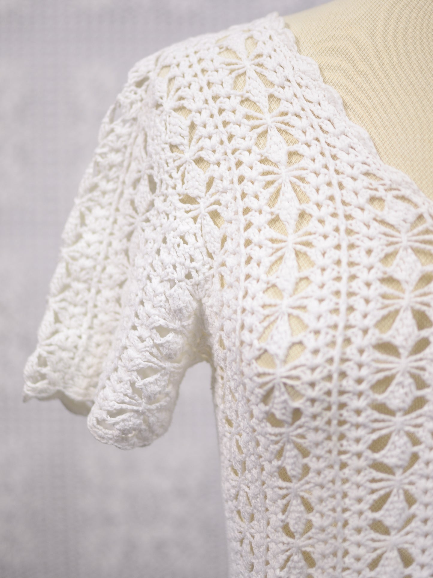 1990s New Look white crocheted short sleeve cardigan with shell buttons