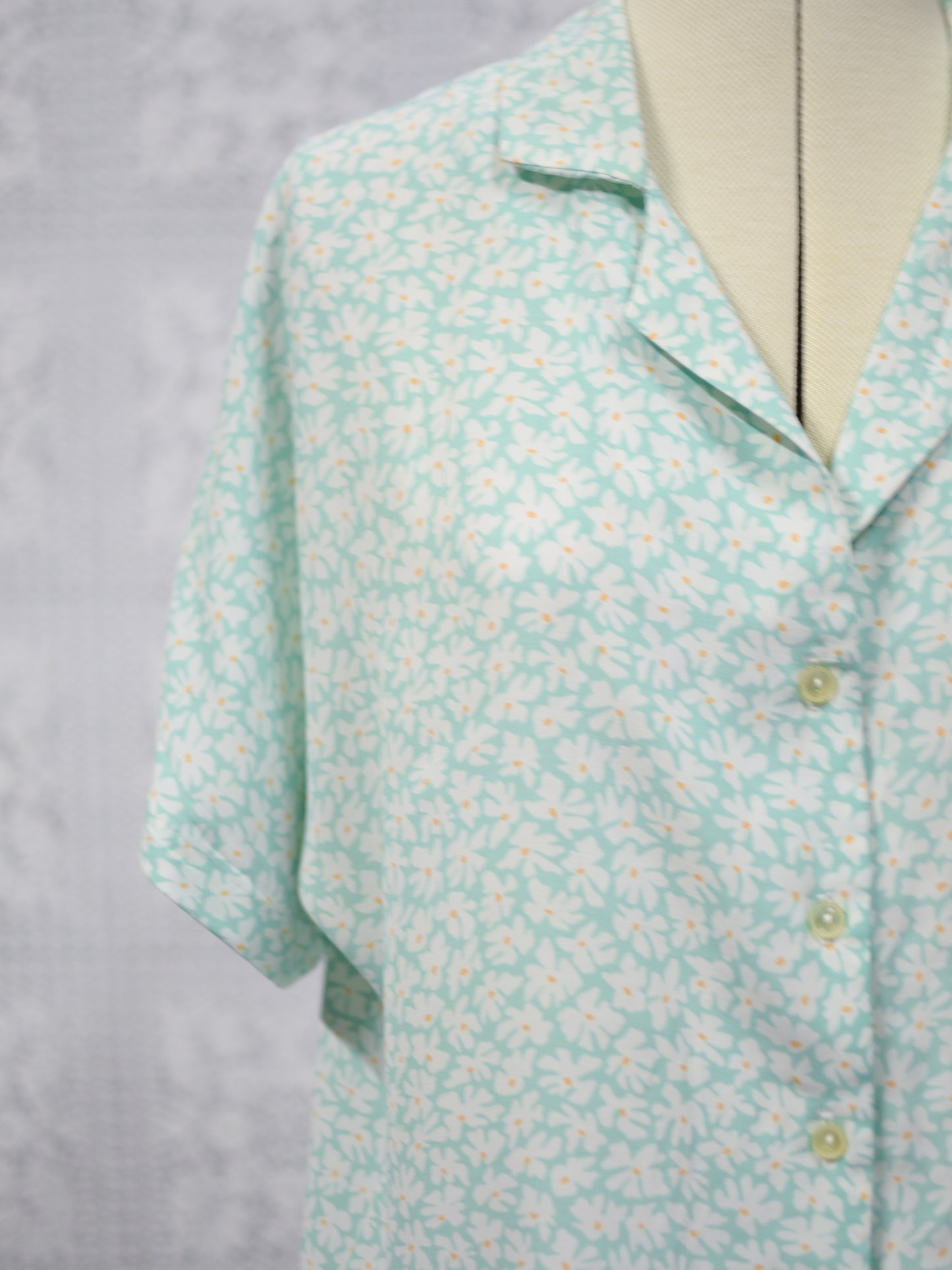 1980s C&A mint green and white daisy print cropped short sleeve blouse