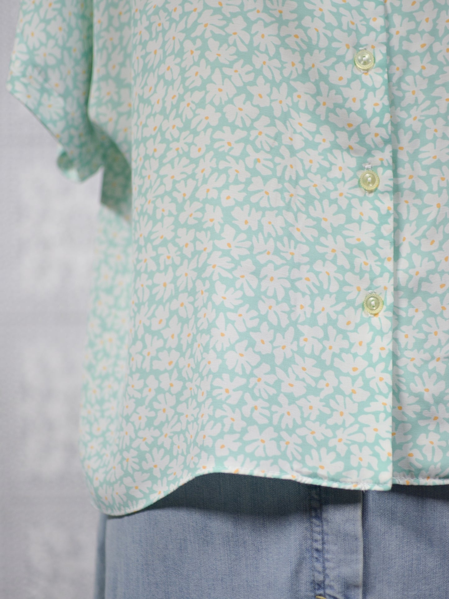 1980s C&A mint green and white daisy print cropped short sleeve blouse