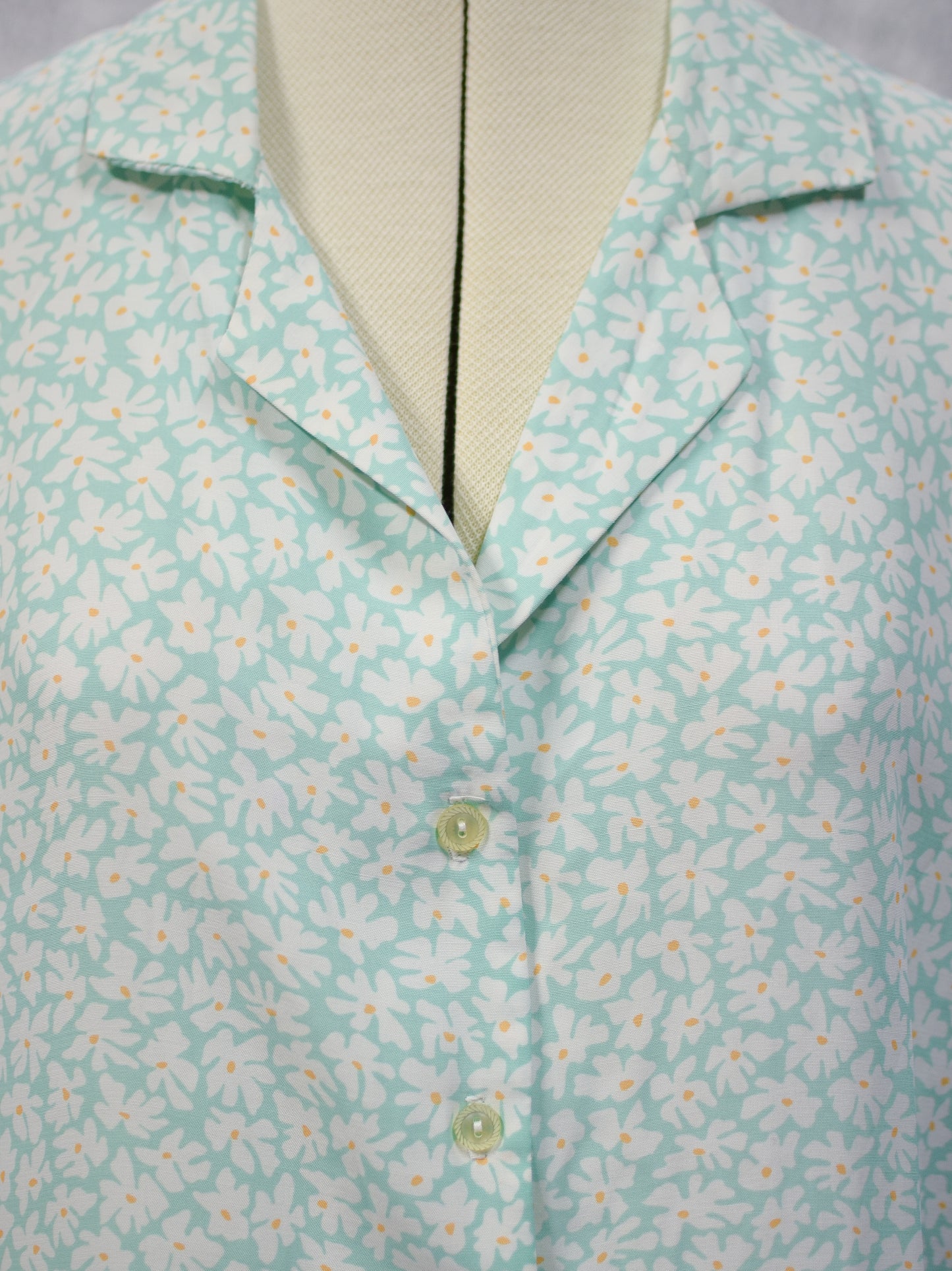 1980s C&A mint green and white daisy print cropped short sleeve blouse