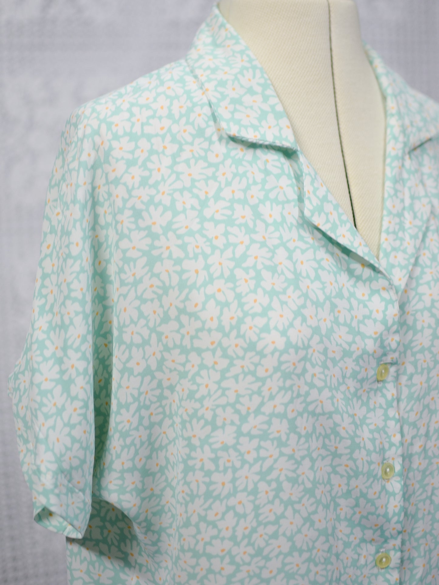 1980s C&A mint green and white daisy print cropped short sleeve blouse