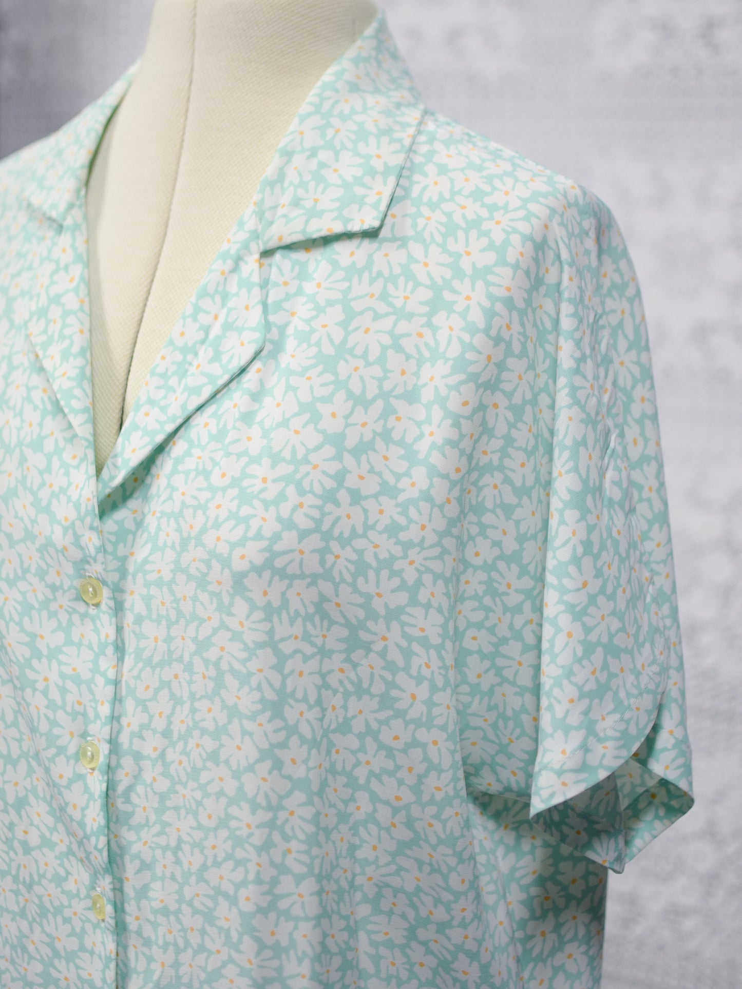 1980s C&A mint green and white daisy print cropped short sleeve blouse