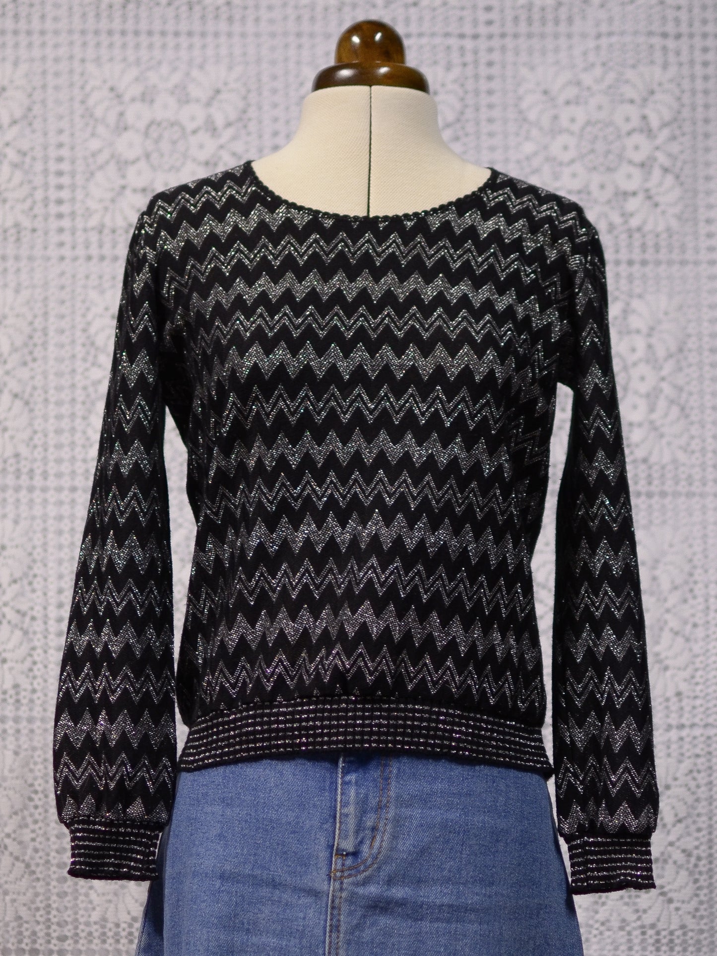 1970s black and silver zig zag lightweight fitted scoop neck jumper