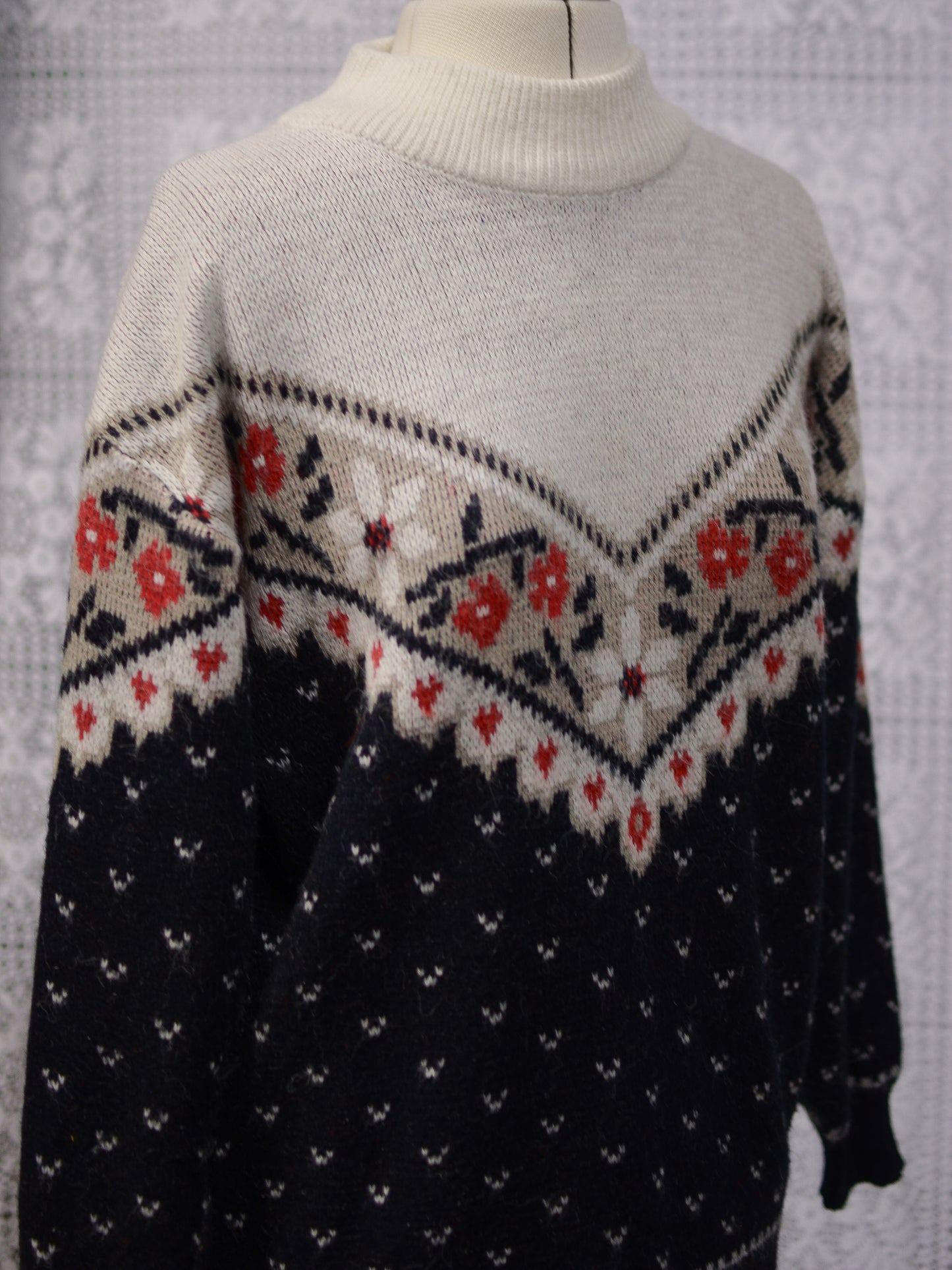 1980s white, black and red floral and heart v-shape pattern jumper