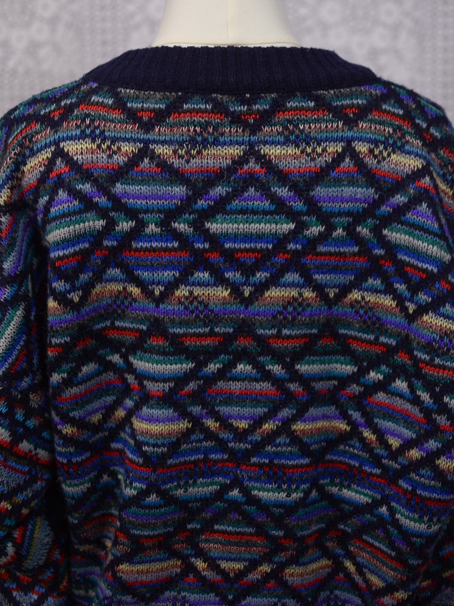 1990s Italian navy blue rainbow geometric pattern jumper