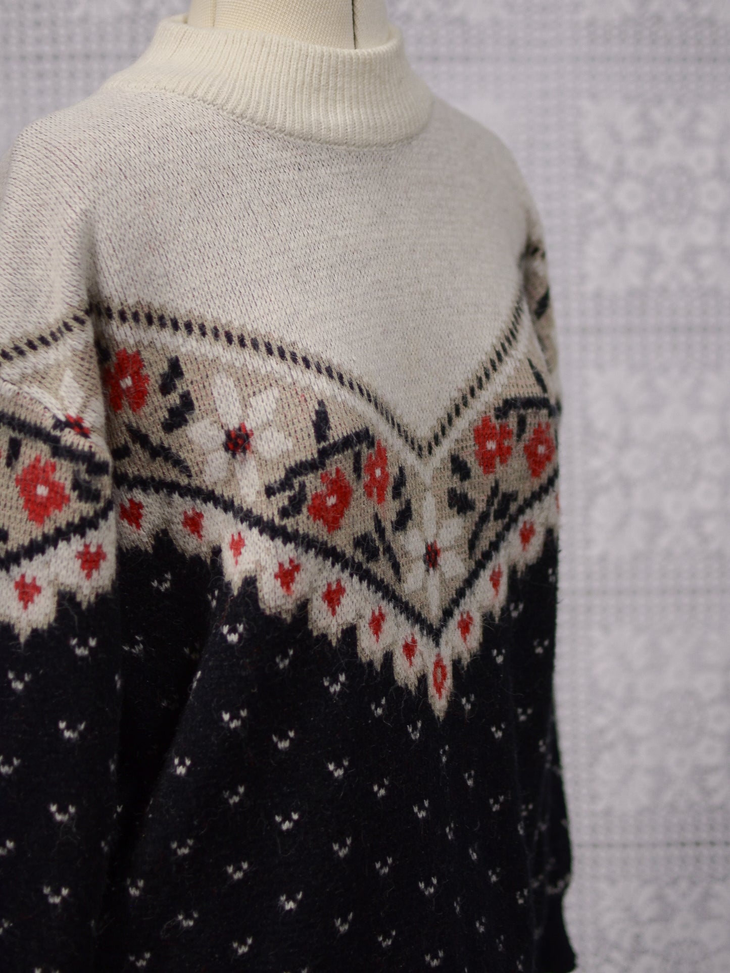 1980s white, black and red floral and heart v-shape pattern jumper