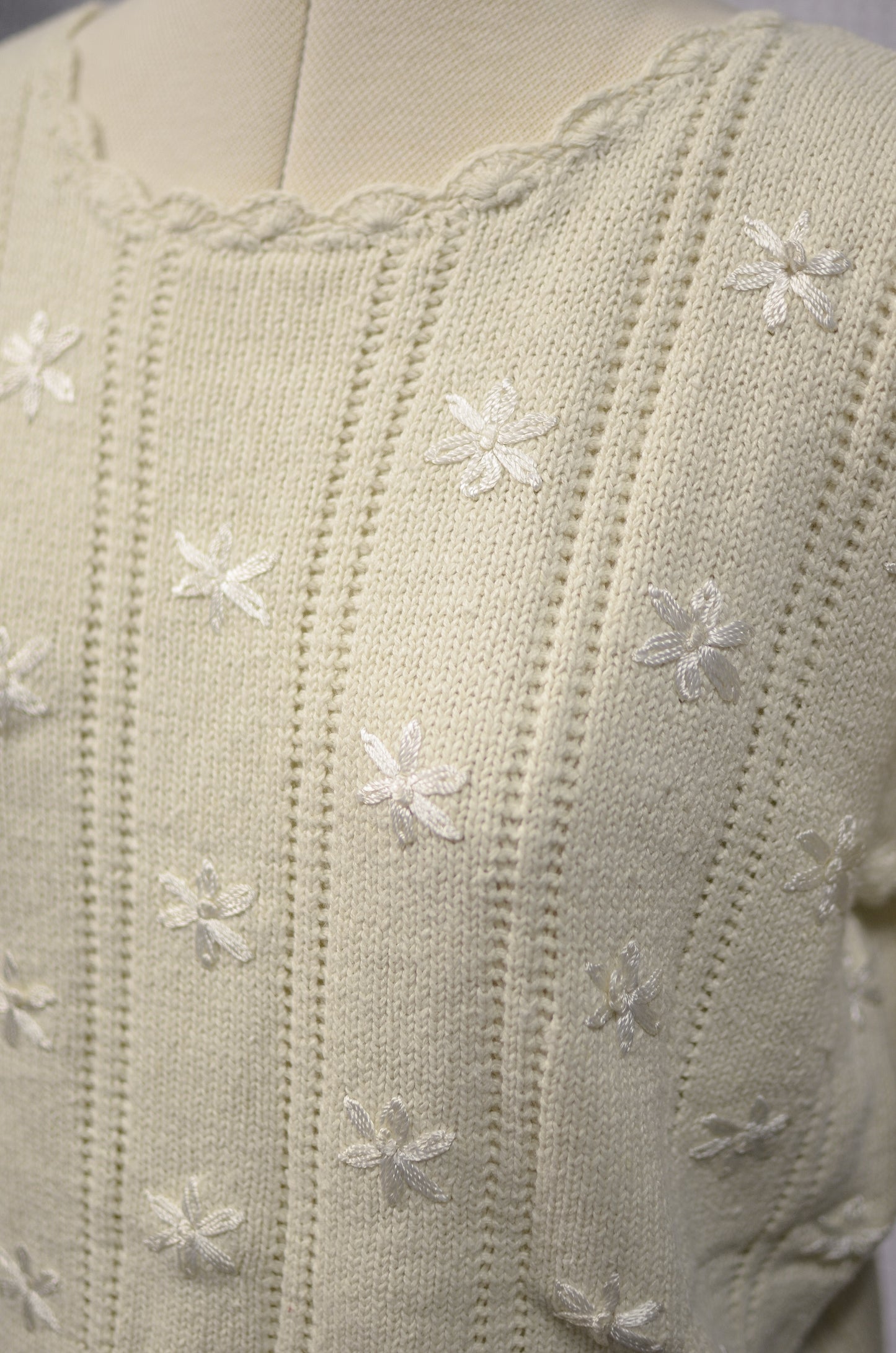 1990s cream Classics floral daisy embroidered short sleeve jumper