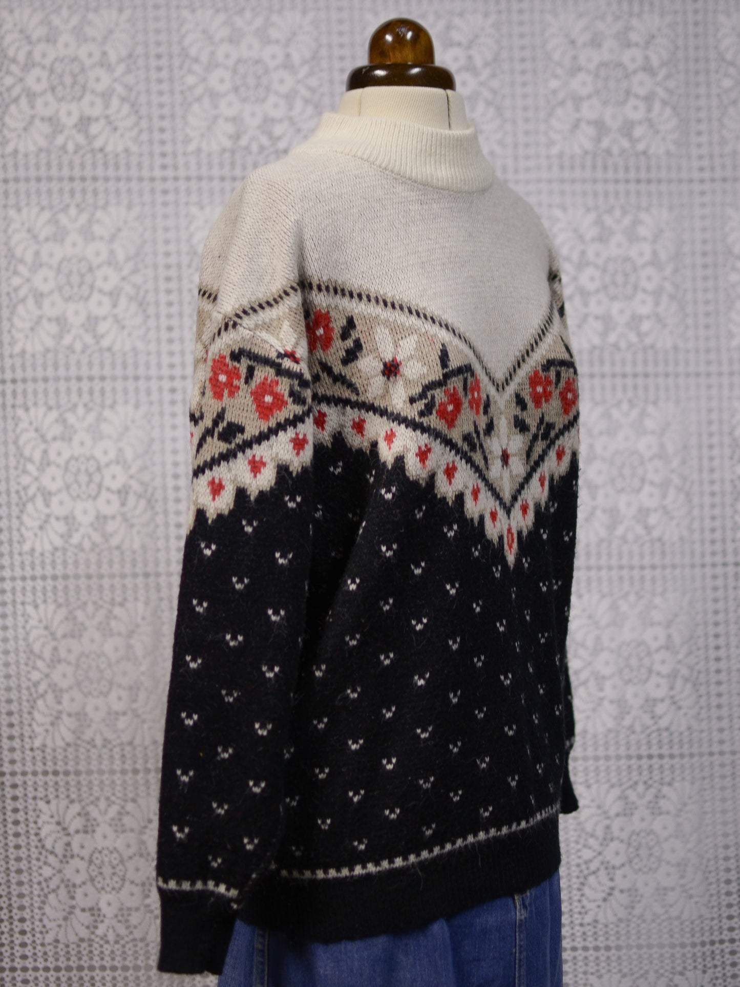 1980s white, black and red floral and heart v-shape pattern jumper