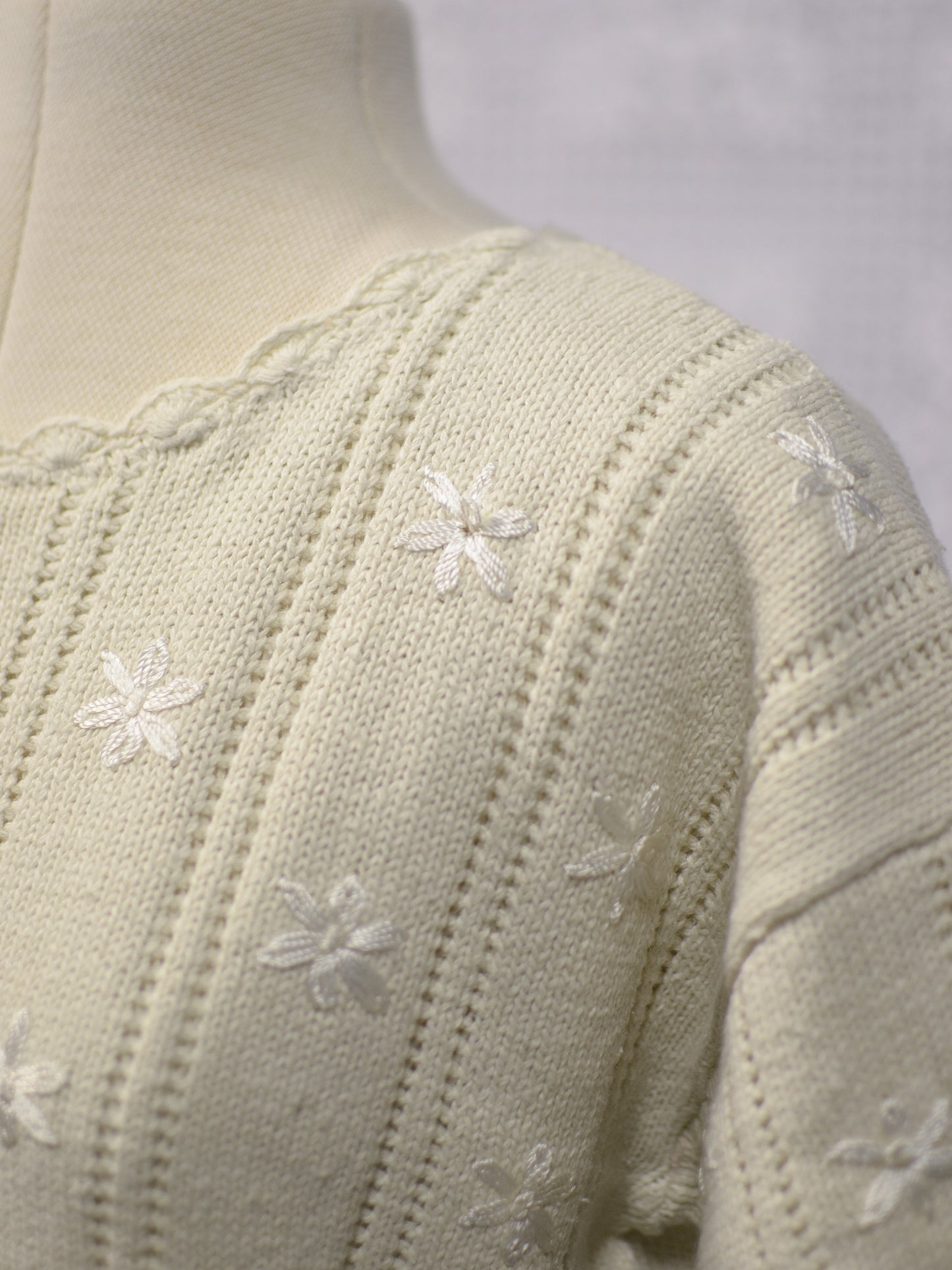 1990s cream Classics floral daisy embroidered short sleeve jumper