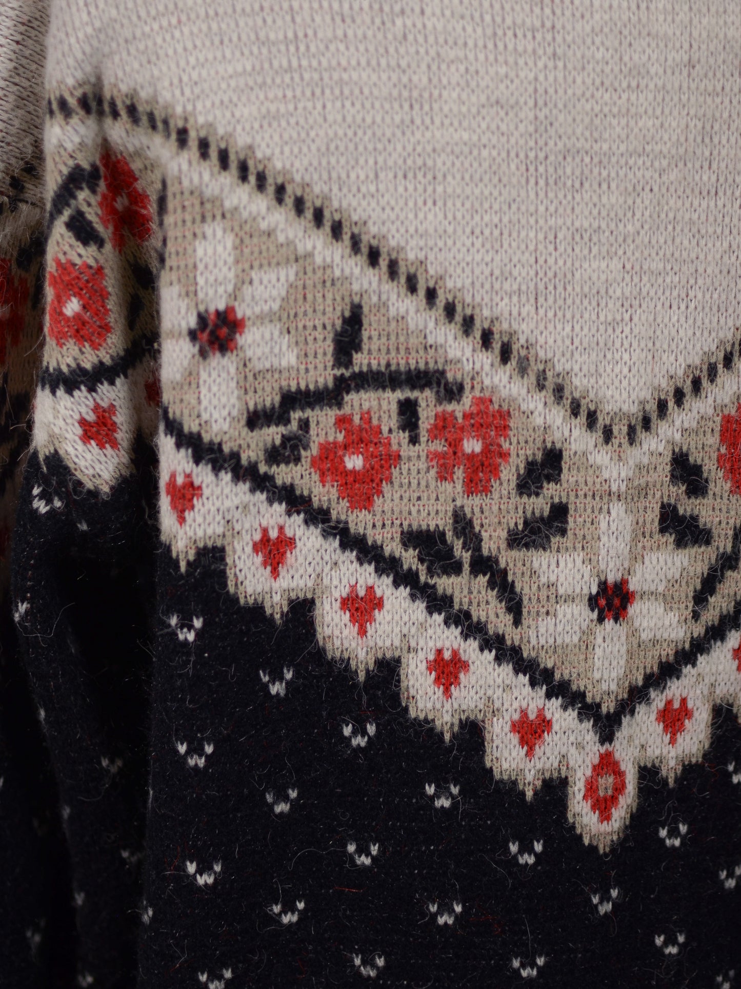 1980s white, black and red floral and heart v-shape pattern jumper