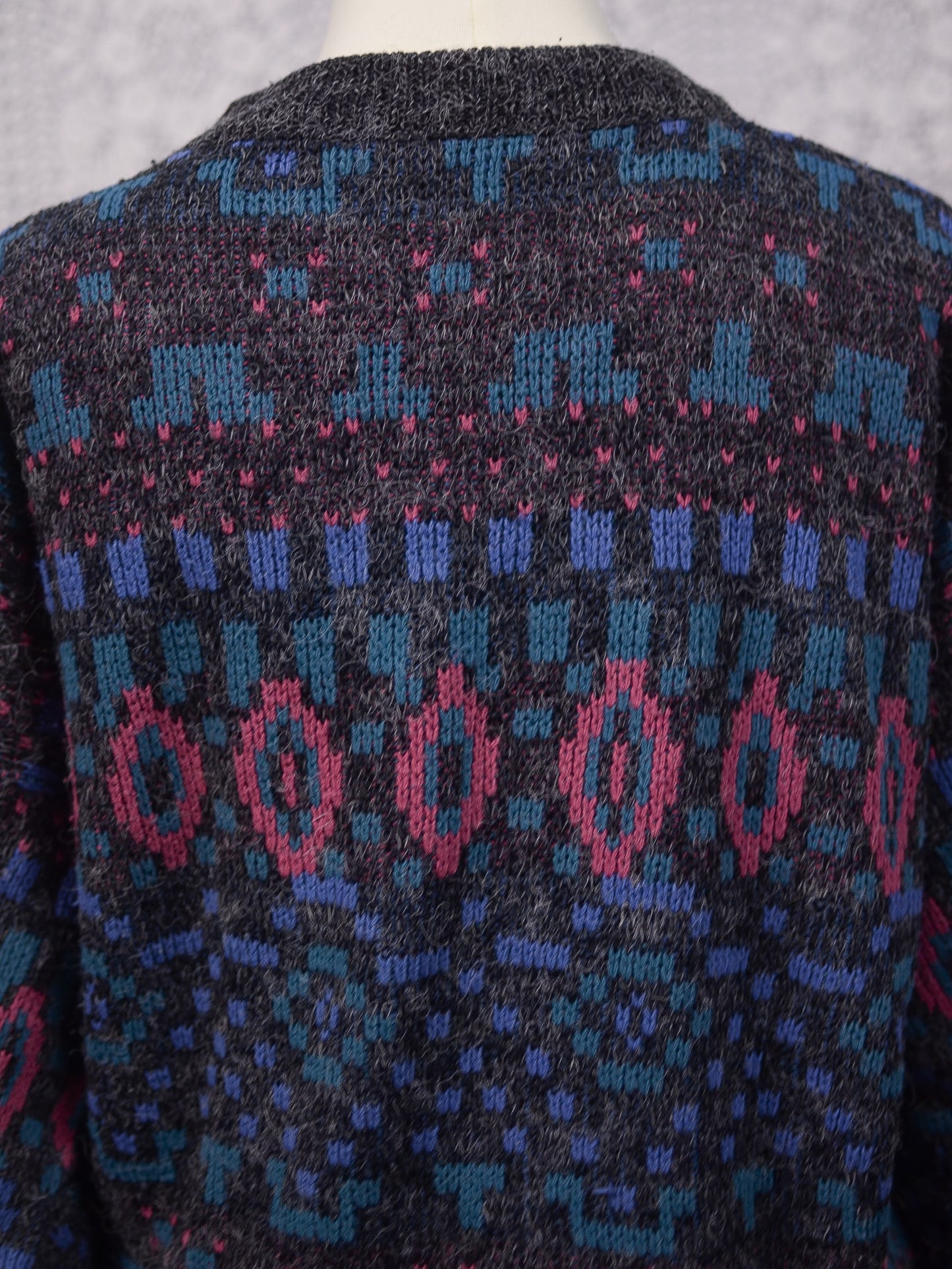 1980s grey, pink, purple and green geometric pattern slouchy jumper