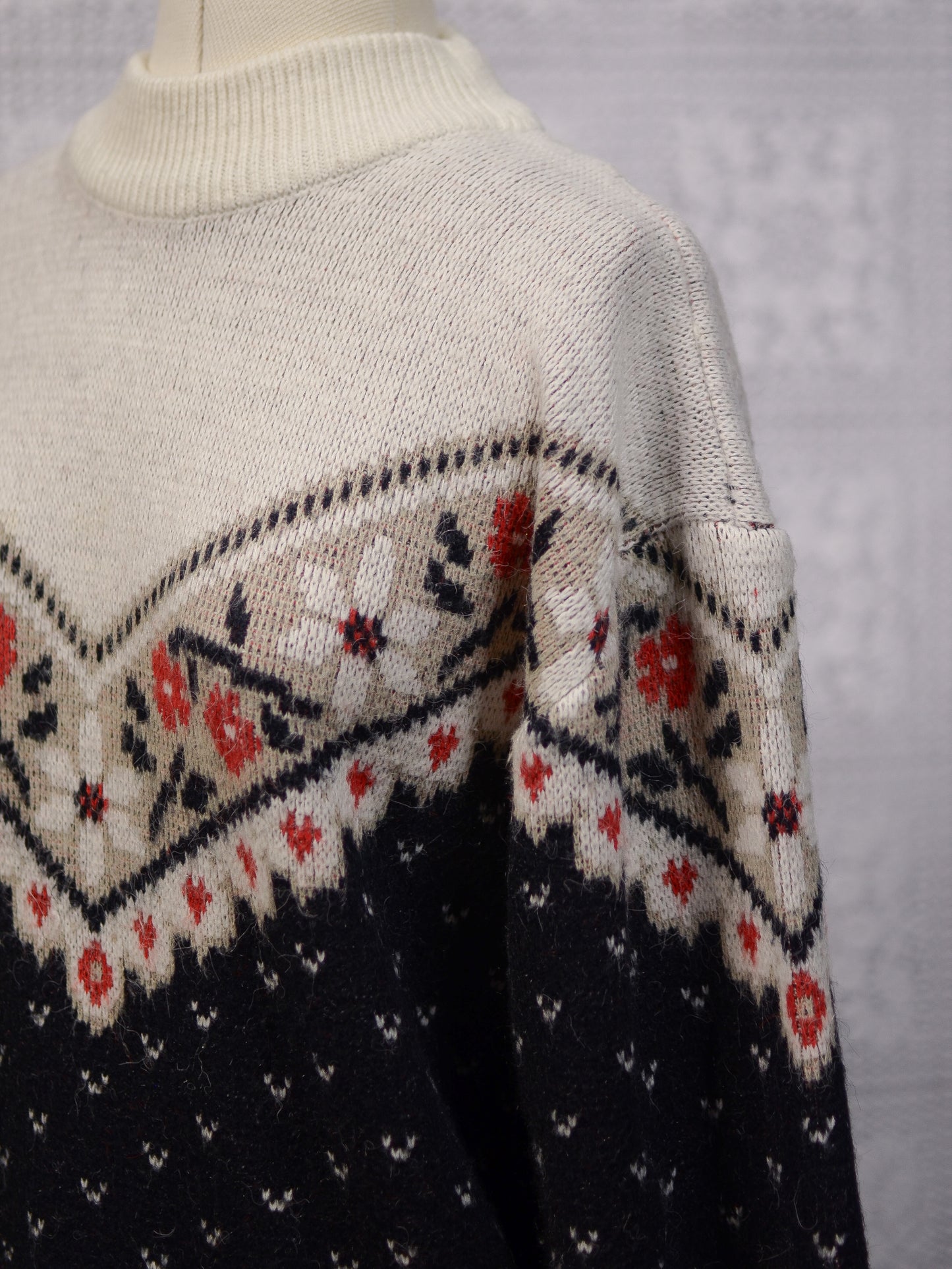 1980s white, black and red floral and heart v-shape pattern jumper