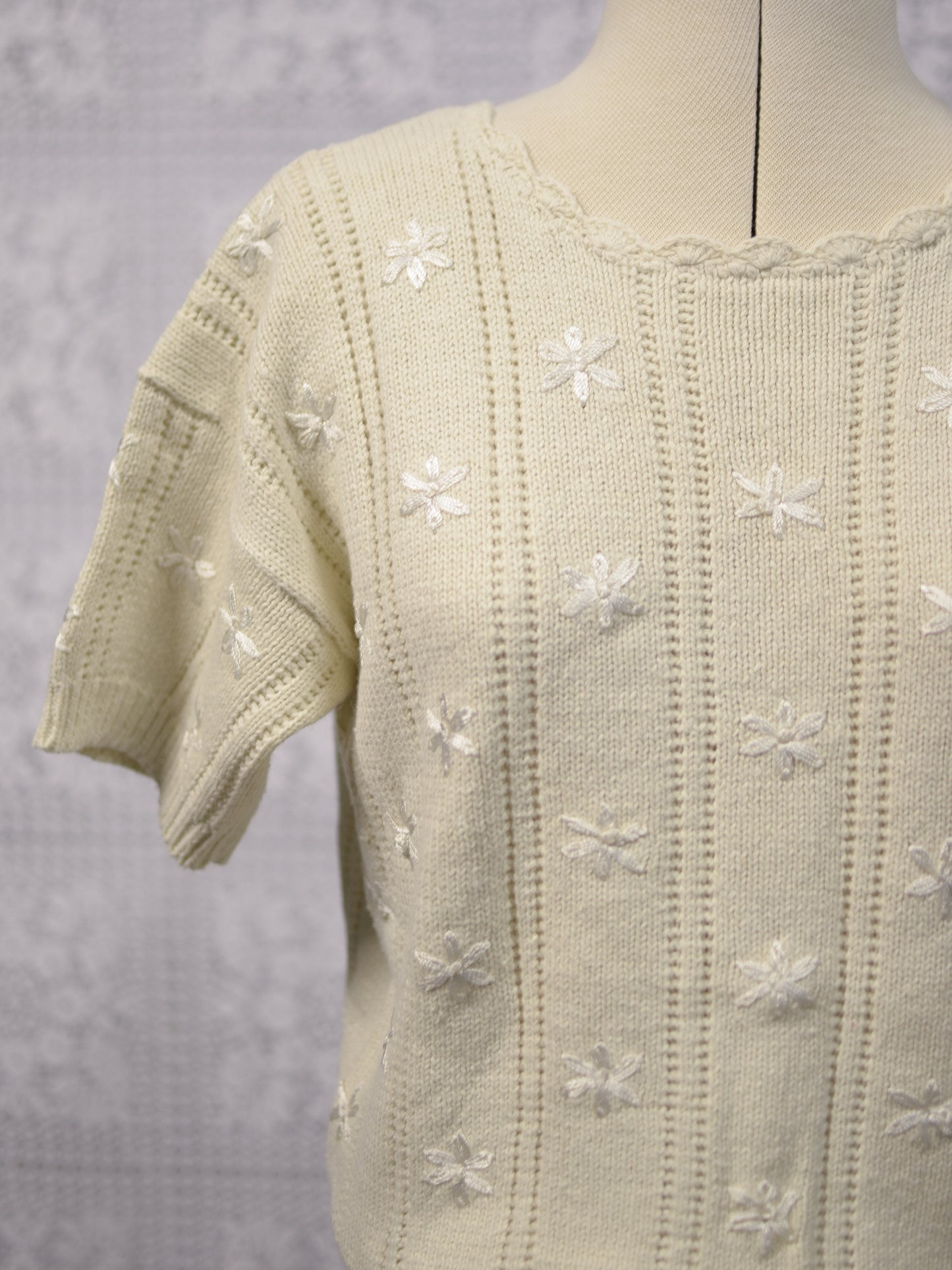 1990s cream Classics floral daisy embroidered short sleeve jumper