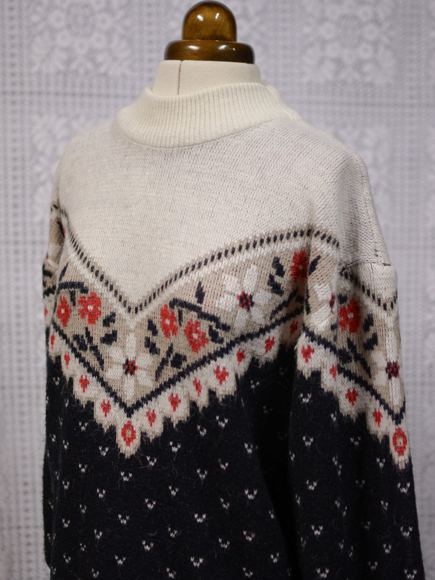 1980s white, black and red floral and heart v-shape pattern jumper