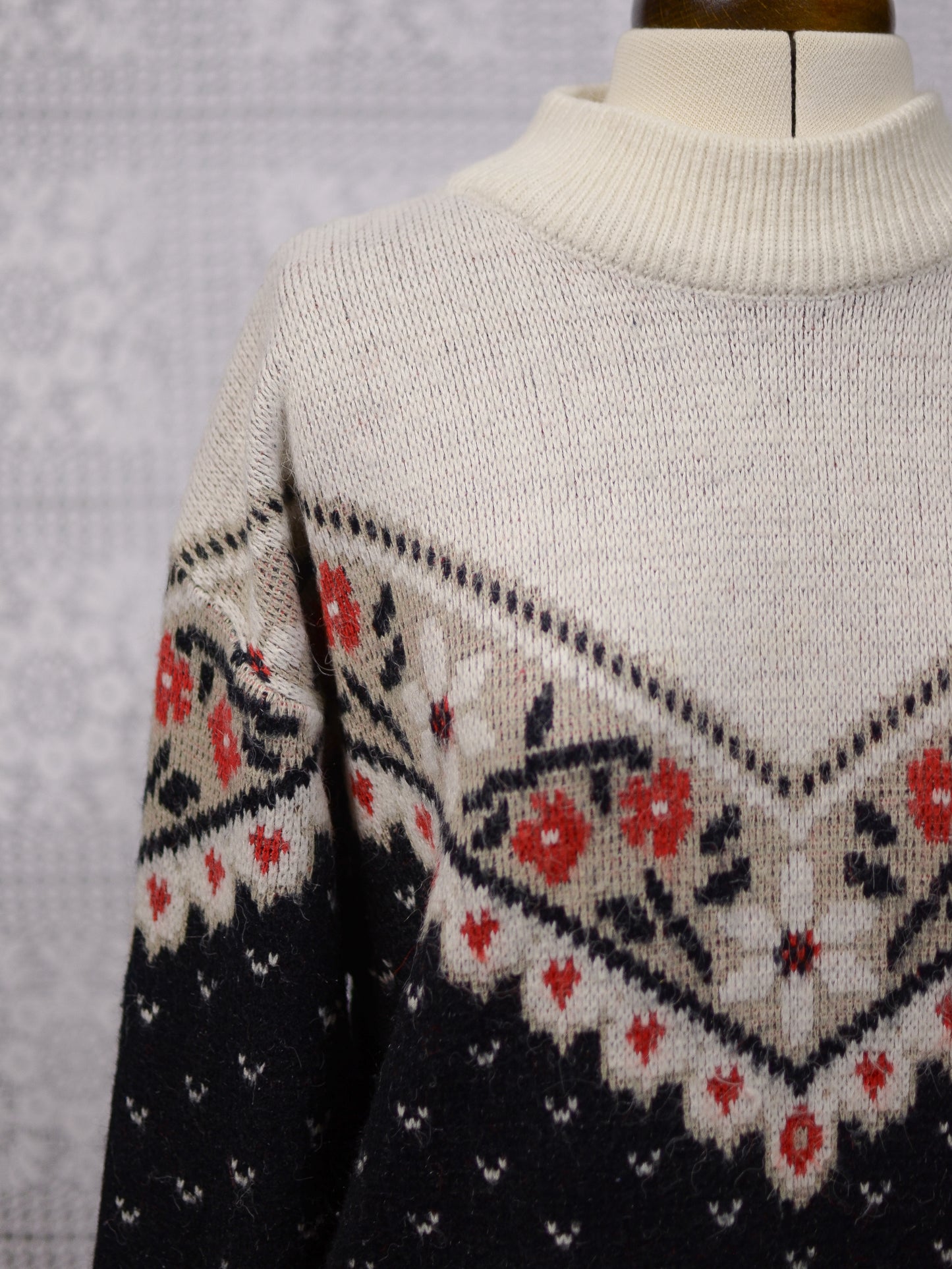 1980s white, black and red floral and heart v-shape pattern jumper