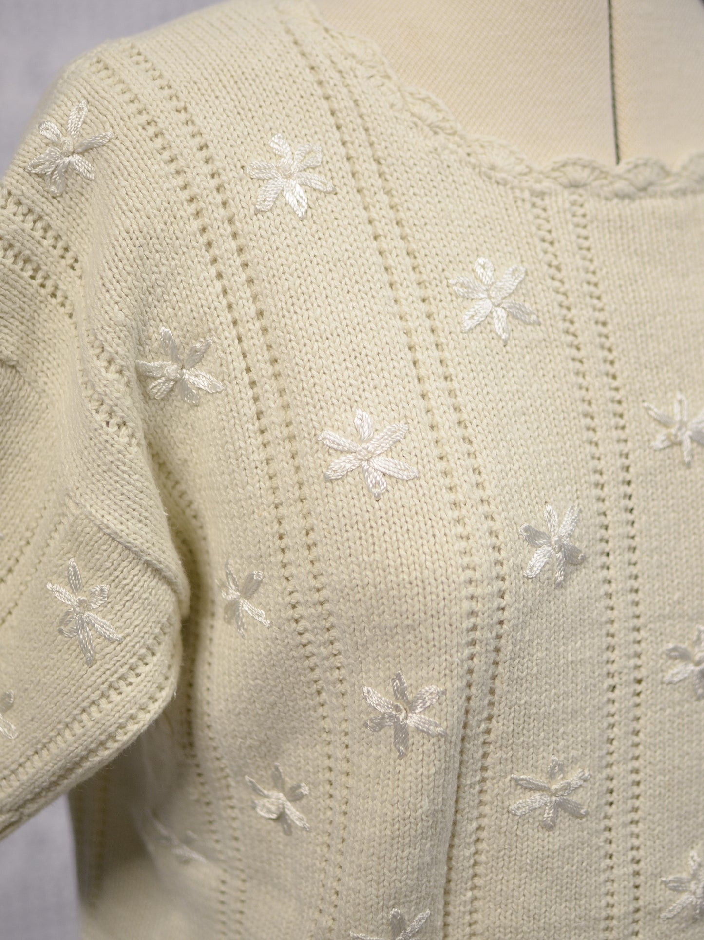 1990s cream Classics floral daisy embroidered short sleeve jumper