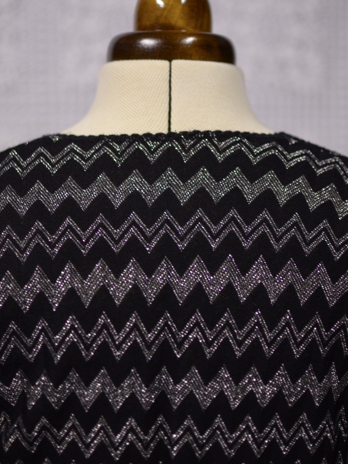 1970s black and silver zig zag lightweight fitted scoop neck jumper