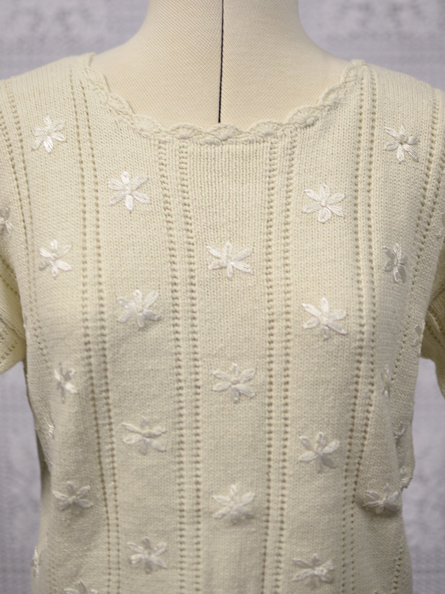 1990s cream Classics floral daisy embroidered short sleeve jumper