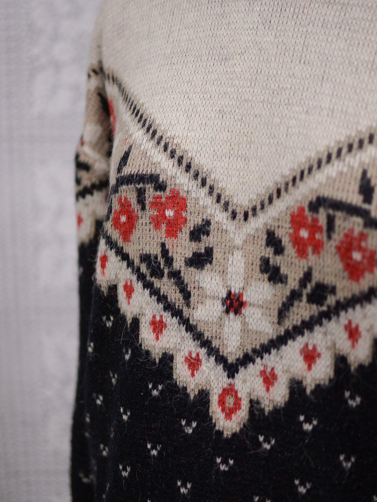 1980s white, black and red floral and heart v-shape pattern jumper