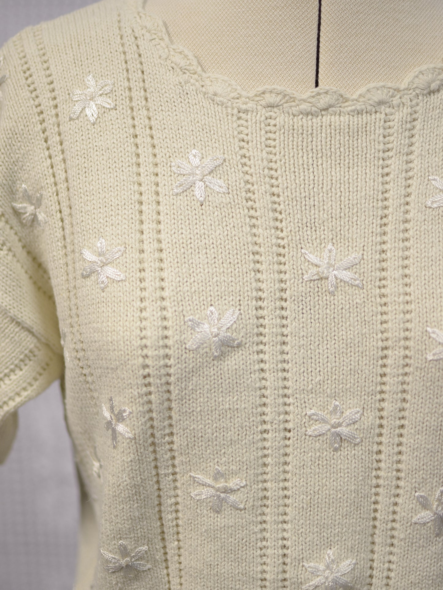 1990s cream Classics floral daisy embroidered short sleeve jumper