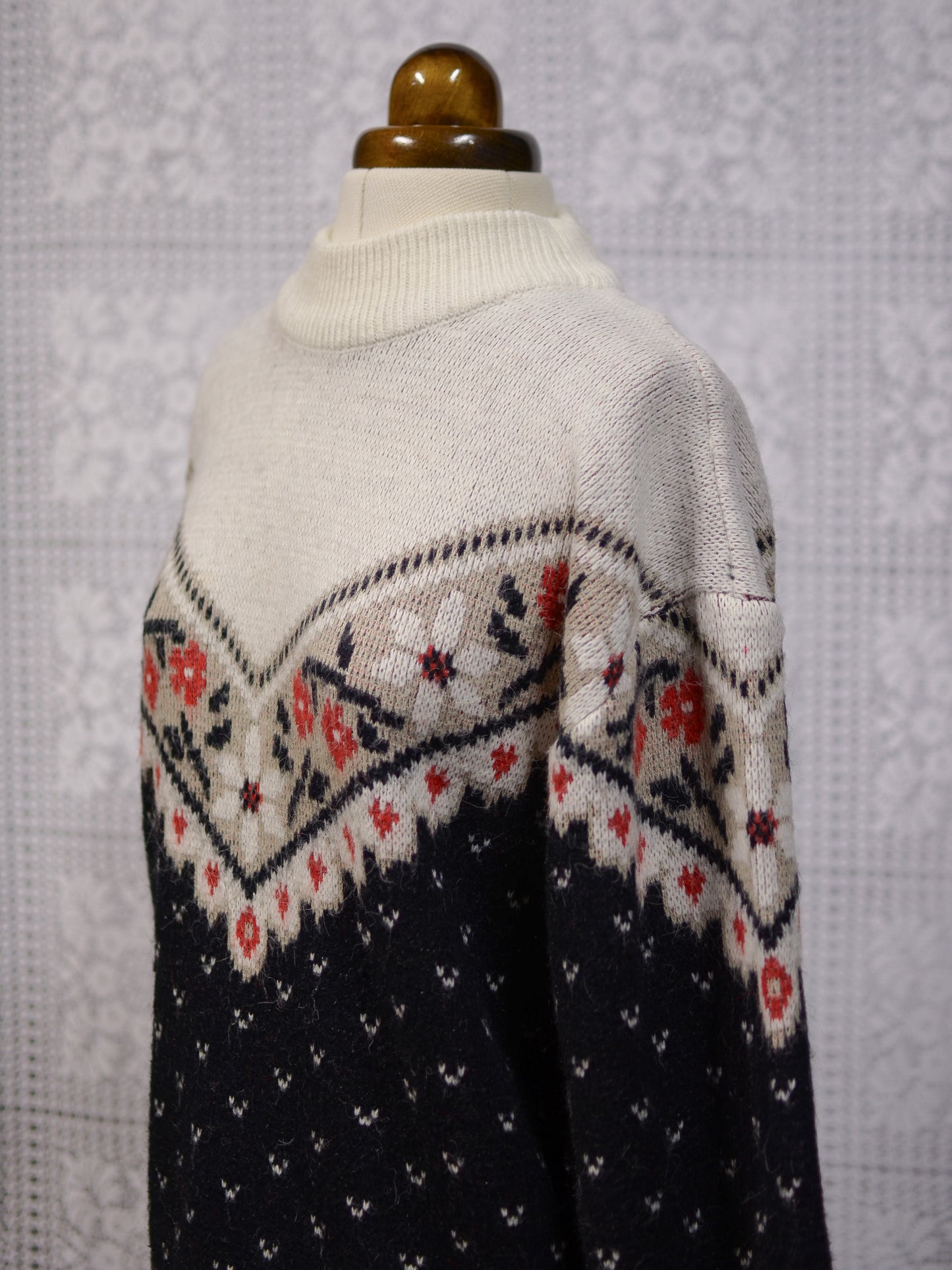 1980s white, black and red floral and heart v-shape pattern jumper