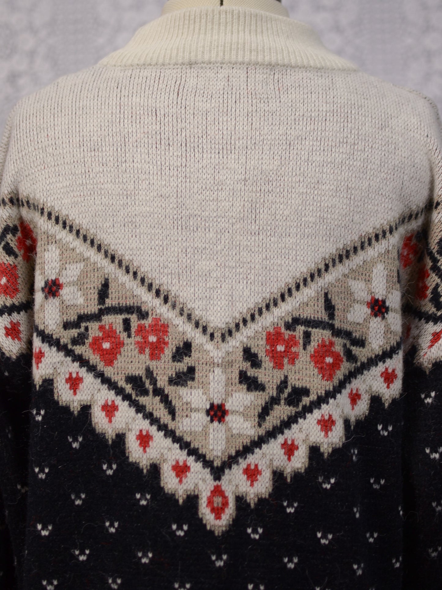 1980s white, black and red floral and heart v-shape pattern jumper