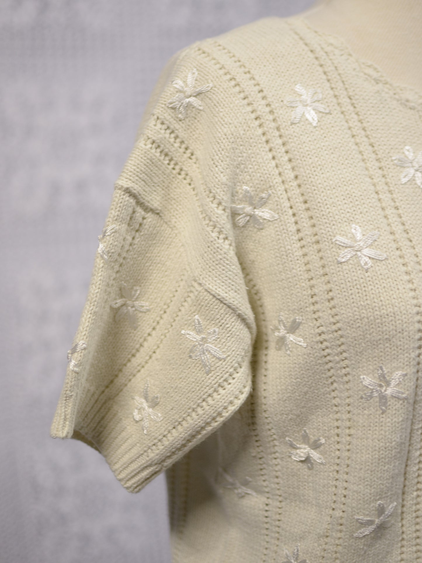 1990s cream Classics floral daisy embroidered short sleeve jumper