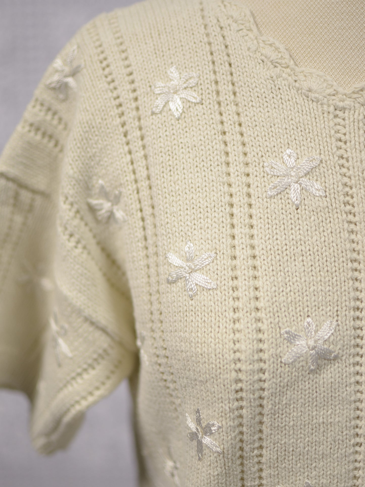 1990s cream Classics floral daisy embroidered short sleeve jumper