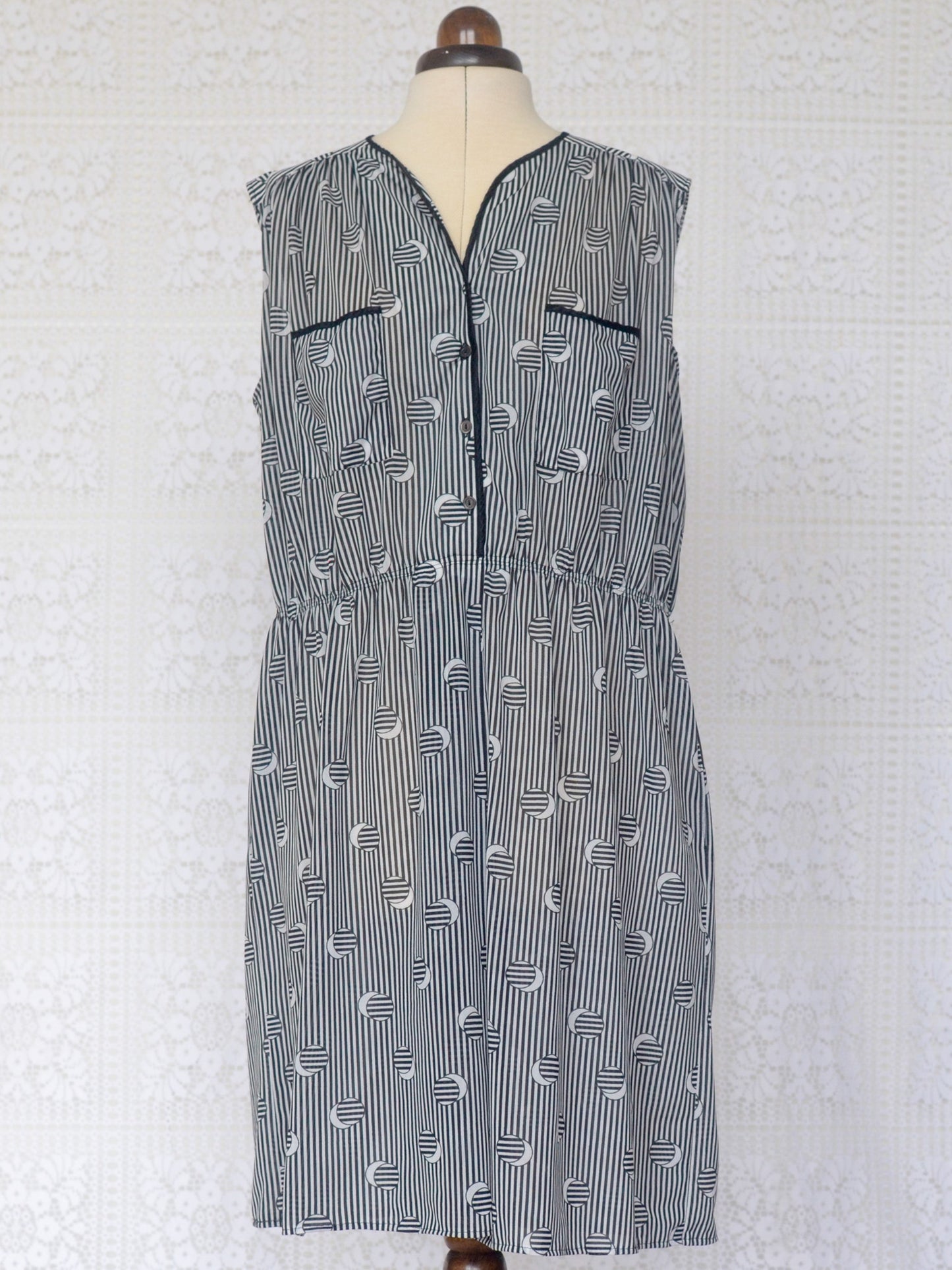 1980s Italian black and white stripe geometric pattern sleeveless dress